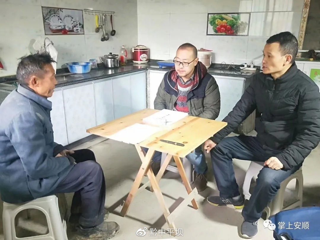 张厚学（右一）走访贫困户